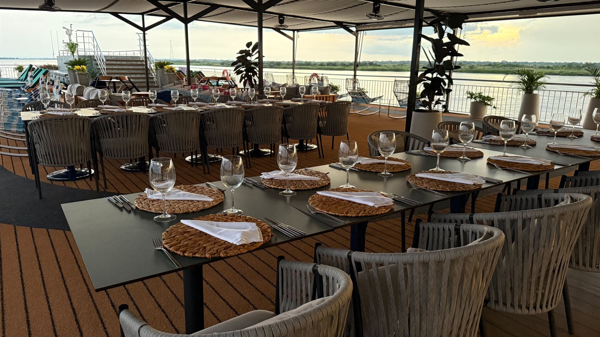 Em duas noites da viagem, o deck externo é transformado em restaurante para o Menu Degustação Bolívar