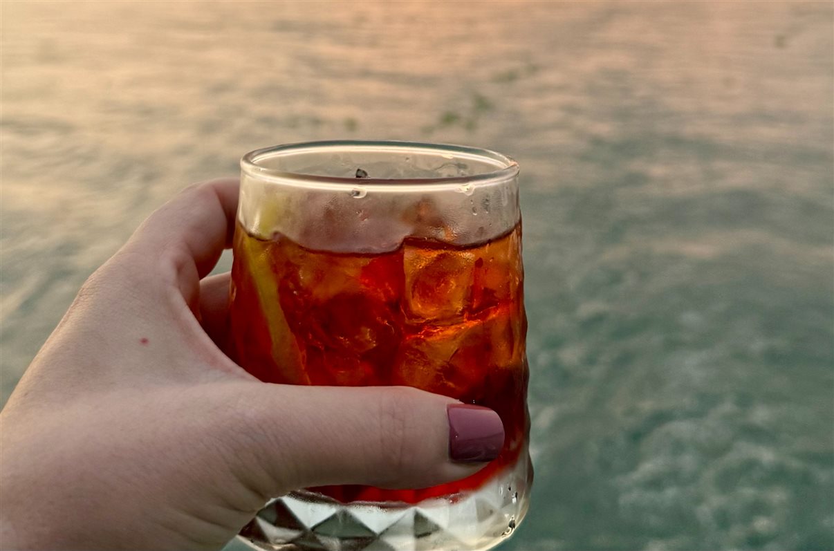 Todos os dias, entre 18 e 19h, s&atilde;o servidos coquet&eacute;is e destilados cortesia no Sip&Sail