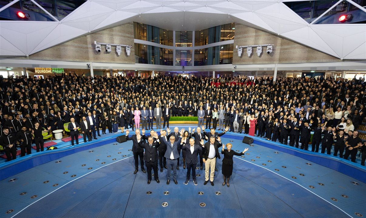 Evento esta semana marcou a transferência de propriedade do navio para a companhia de cruzeiros e reuniu representantes da Royal Caribbean e da Meyer Turku