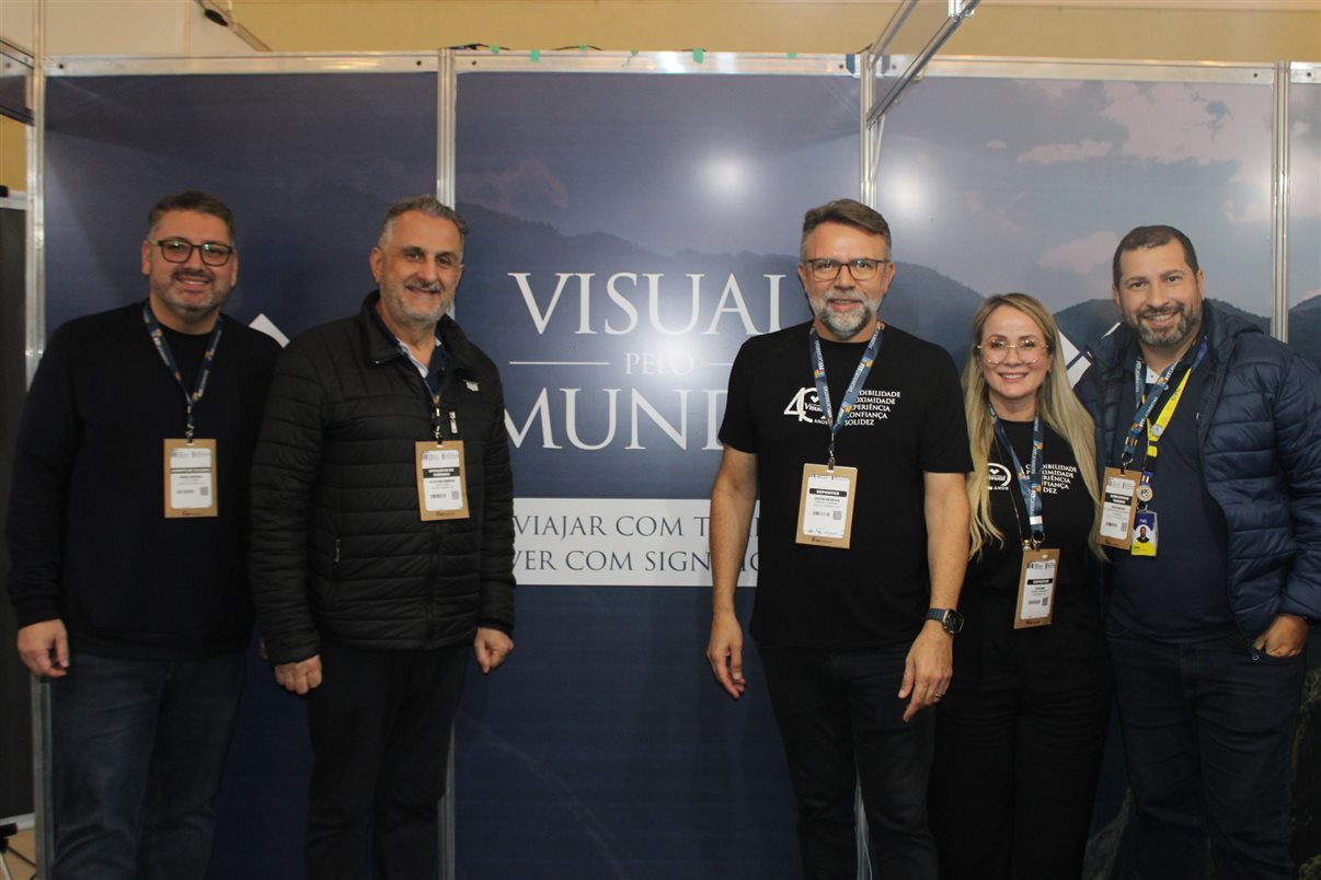 Diego Ortega e Claiton Armelin, da CVC Corp, com Douglas Silva e Luciane, da Visual, e João Rafael, da CVC