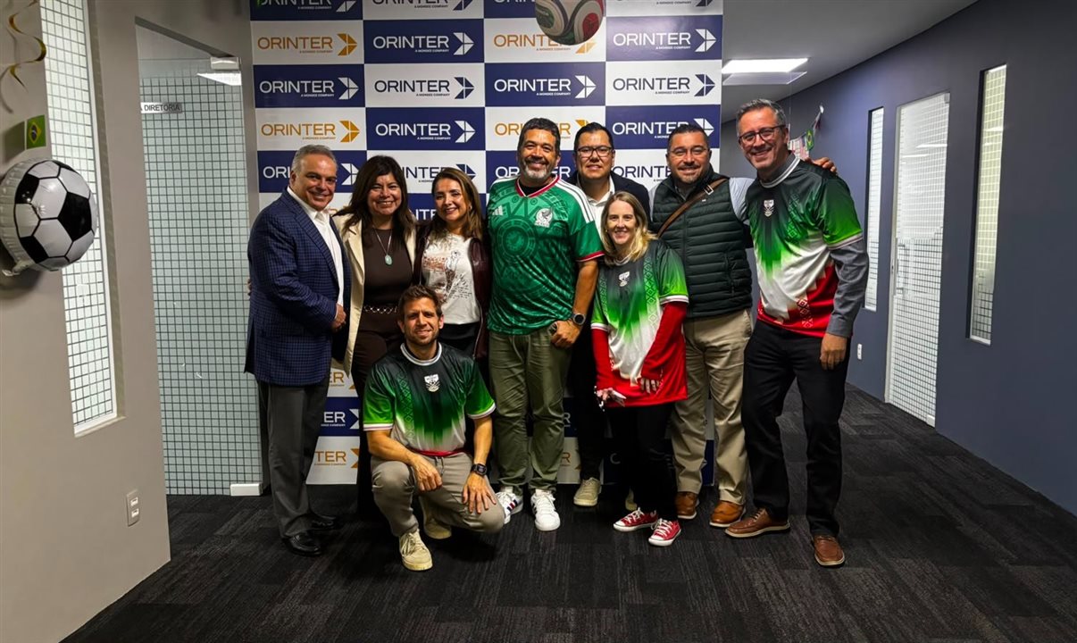 Executivos da Orinter e equipe do Grupo Xcaret