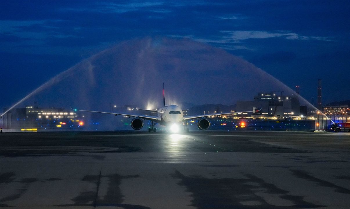 Saudação com canhões de água deu as boas-vindas ao serviço da Delta em Hong Kong