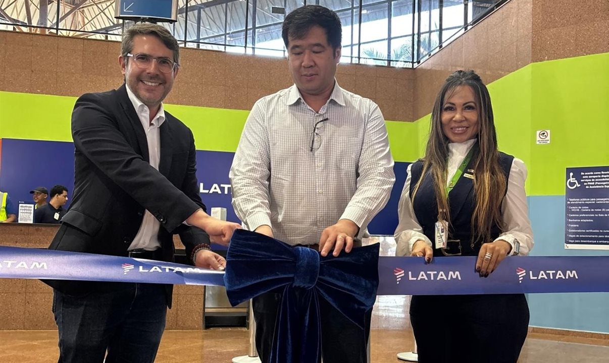 Marcus Campos, gerente de Negócios Aeroportuários e Infraestrutura da Latam Brasil, Carlos Hirata, gerente de Planejamento e Controle da Socicam, e Aline Resende, gerente do Aeroporto de Caldas Novas, no corte de fita inaugural da rota São Paulo-Caldas Novas da Latam Brasil