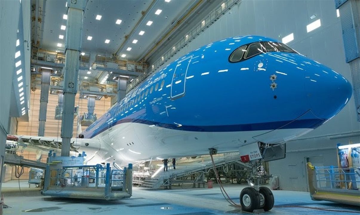 No detalhe, o primeiro Airbus A350 da KLM