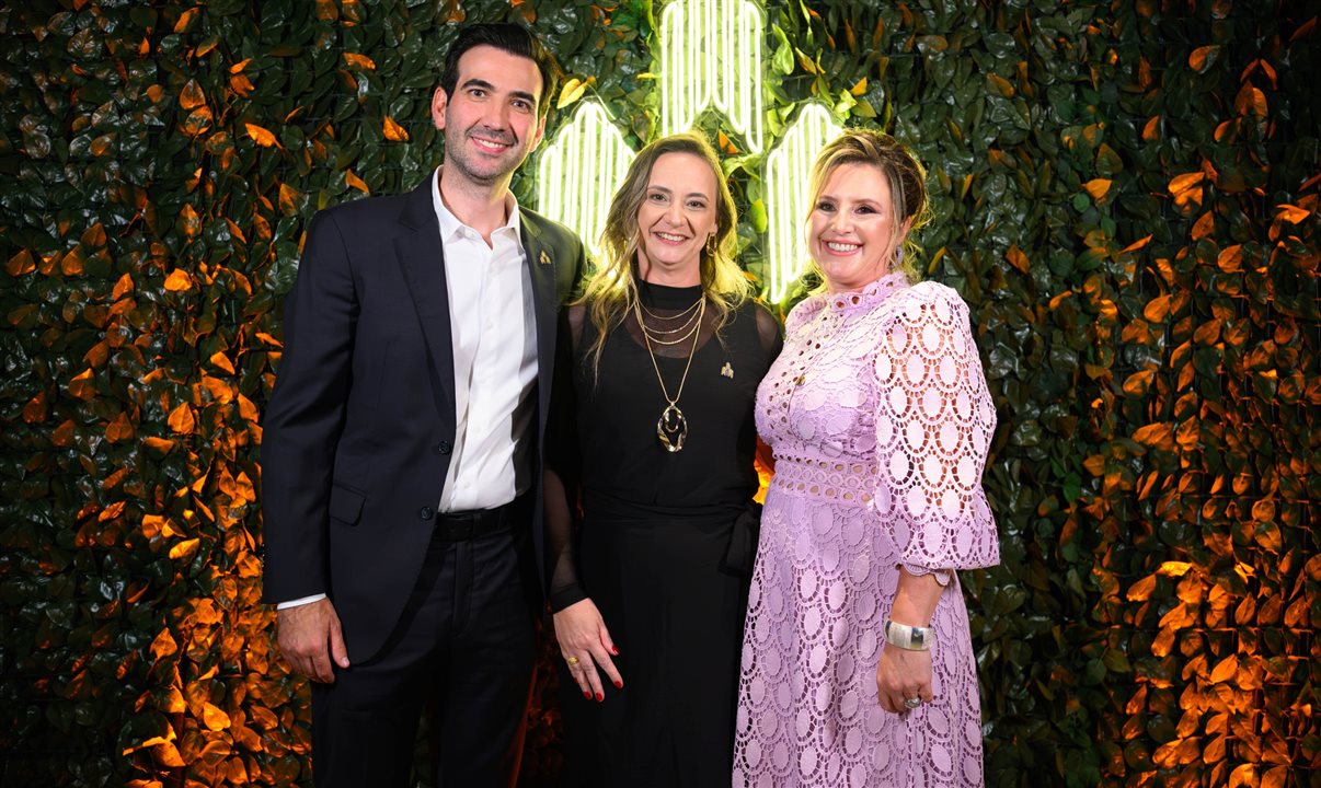 Douglas Michelato, diretor financeiro da Uniglobe Premier Travel, Patrícia Graciano, gerente geral e Kelen Castro, diretora ?geral
