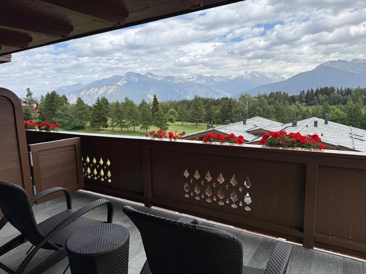 Varanda de uma suíte do Guarda Golf Hotel: os Alpes à frente