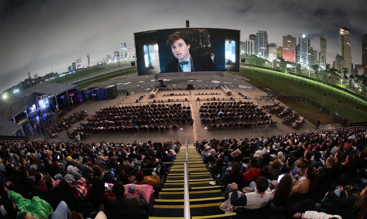 Ao longo de 13 dias seguidos, a tela gigante de 325 metros quadrados volta a ocupar a capital paulista