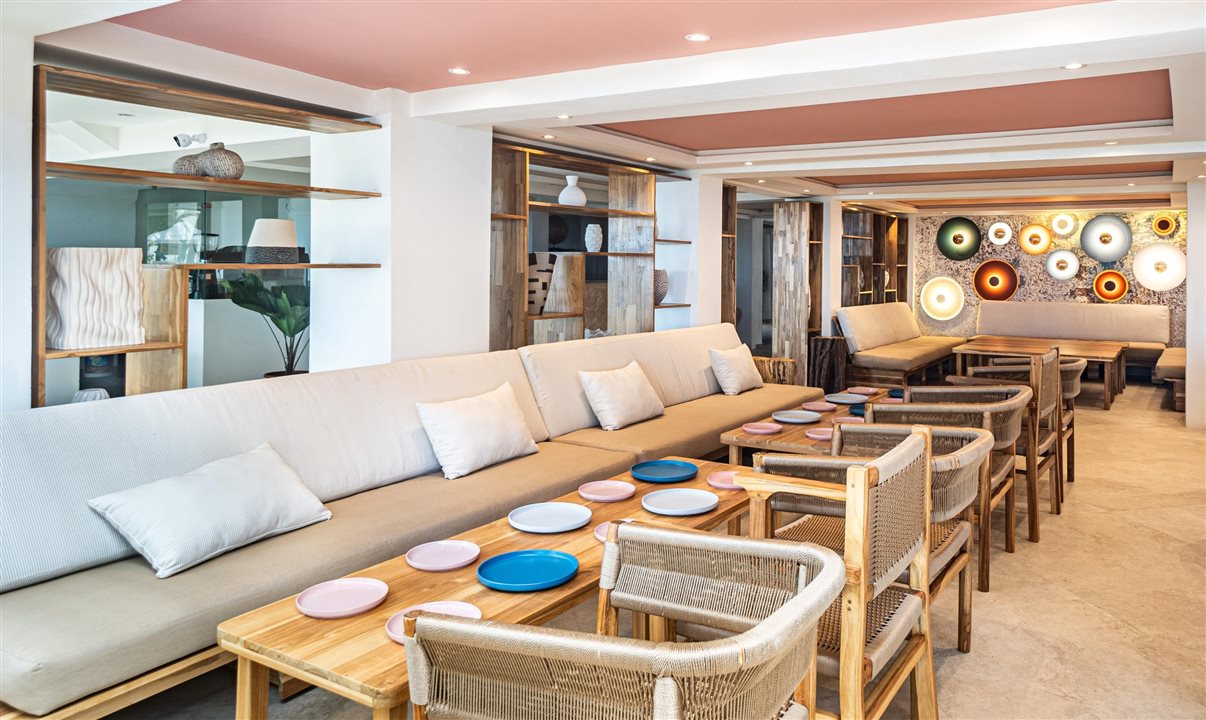 Na gastronomia, há o restaurante Beso's Beach House e a cafeteria Mama's Coffee
