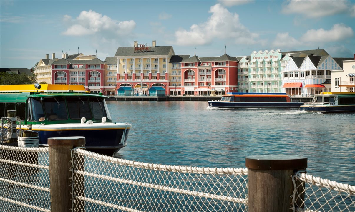 Cast members da Disney vão verificar reservas por meio de MagicBands, cartões de hóspedes e do aplicativo My Disney Experience antes de liberar o acesso aos transportes de barcos e ônibus