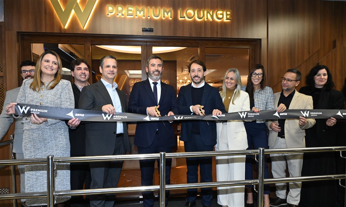 Time do W Premium Gorup e Aena durante corte de fita para inauguração da nova sala vip no Aeroporto de Congonhas