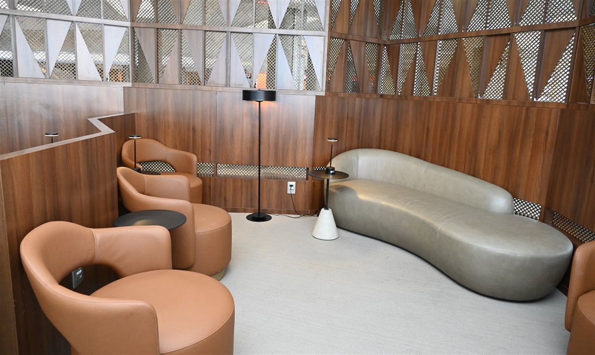 Espaço da nova sala vip com assentos estofados e tomadas