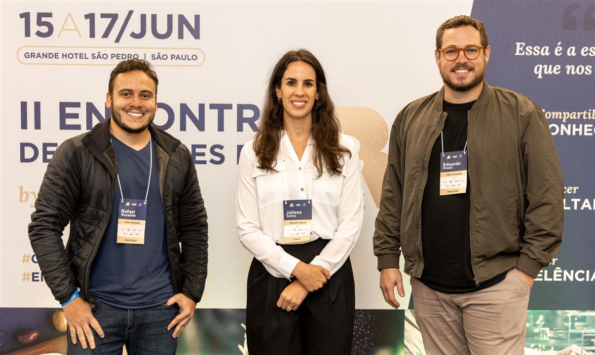 Juliana Salles, da Resorts Brasil, entre Rafael Rezende e Eduardo Prado, da Villa Camarão
