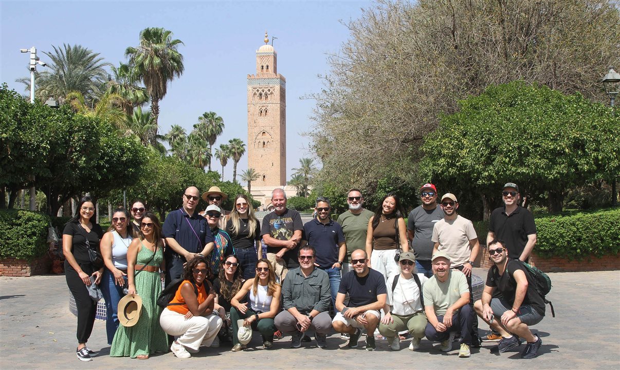 Operadores brasileiros em frente à Mesquita Koutoubia em Marrakech