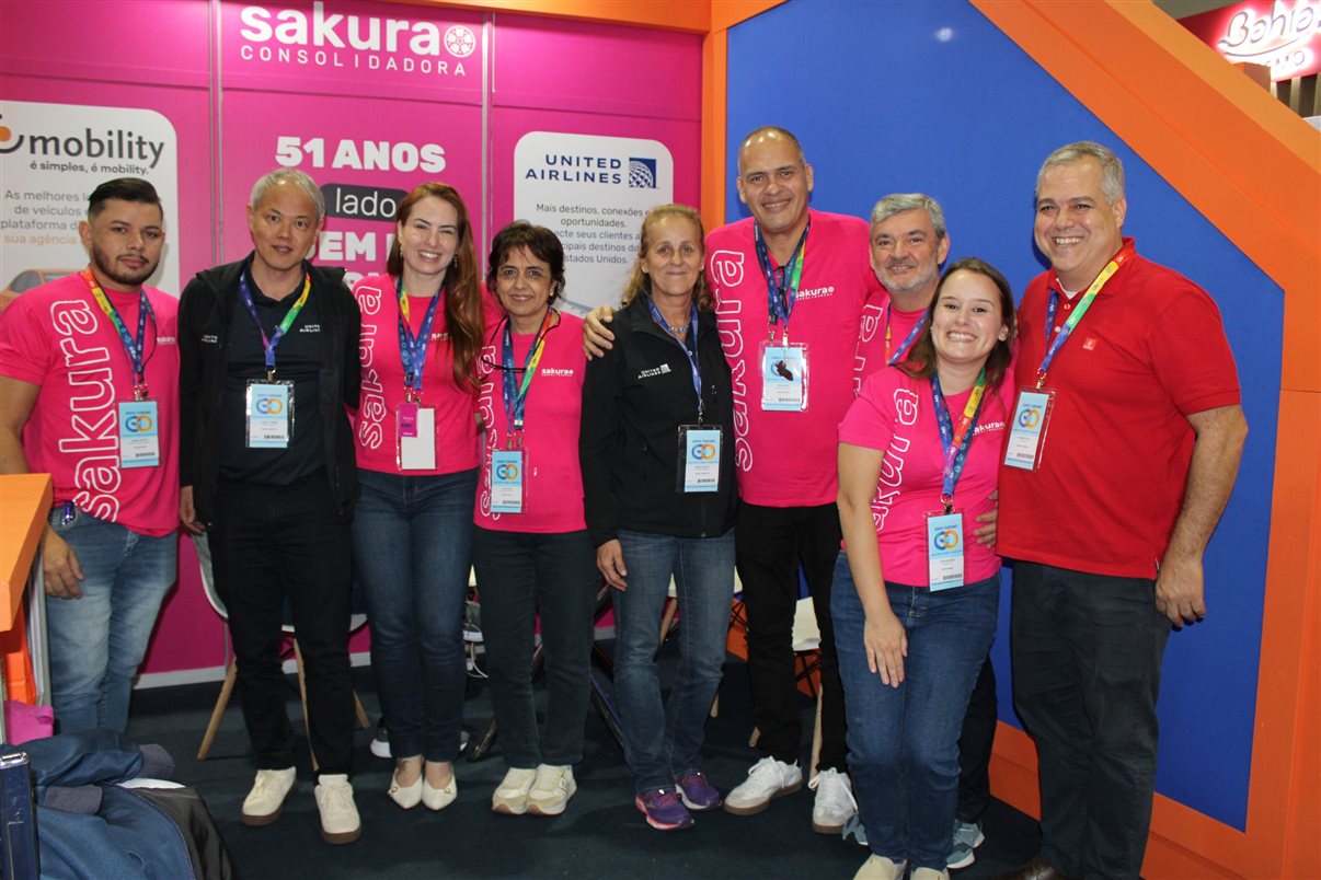 Ricardo Viola, da Emirates, Tulio Tsuru e Marta Soletti, da United, estão com o time da Sakura na Expo Turismo Goiás