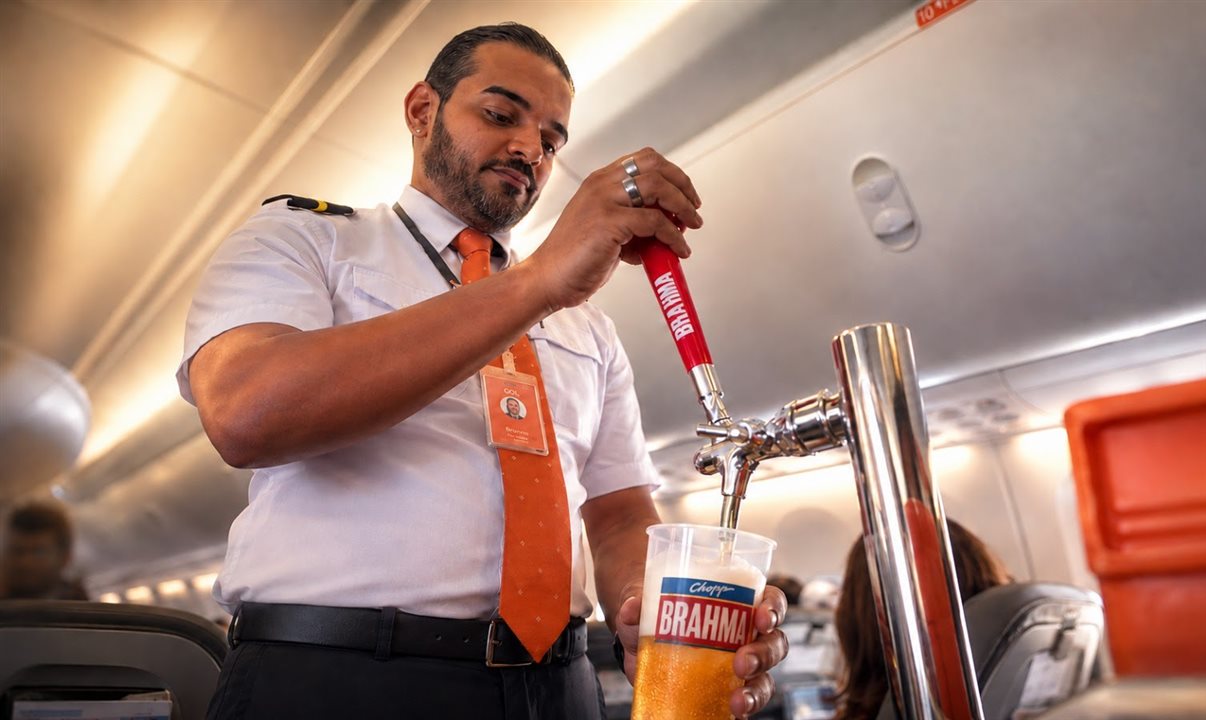 Comissários da Gol servem chopp Brahma para passageiros durante voo entre Rio de Janeiro (GIG) e Fortaleza (FOR)