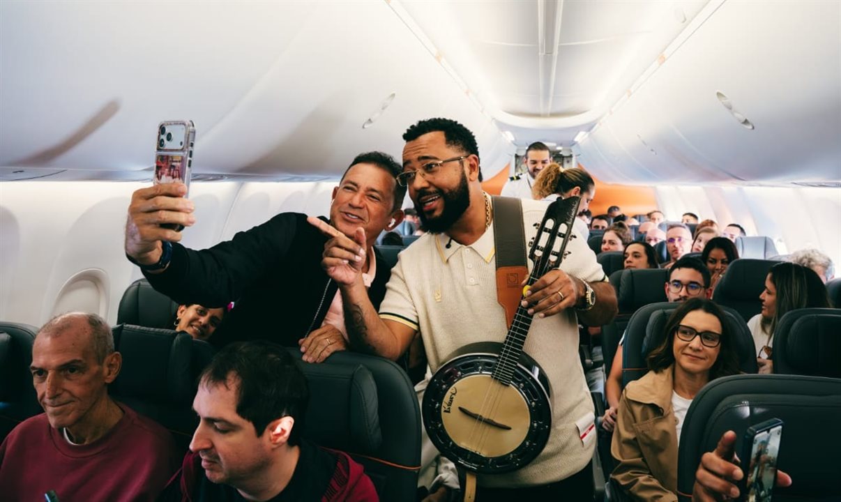 Dudu Nobre realiza pocket show a bordo para celebrar lançamento do trolley de chopp Brahma
