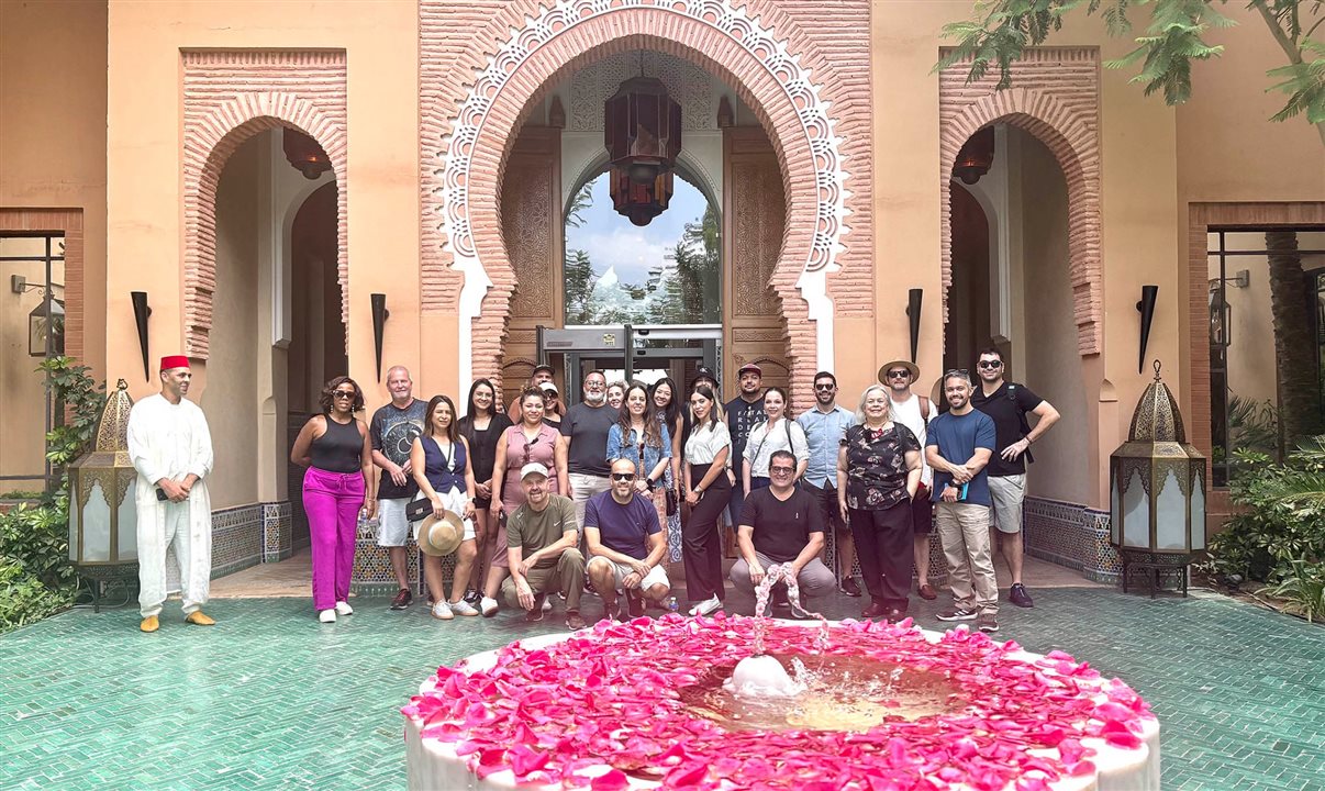 Grupo de operadores brasileiros posam para foto na entrada do Jaal Riad Resort em Marrakech