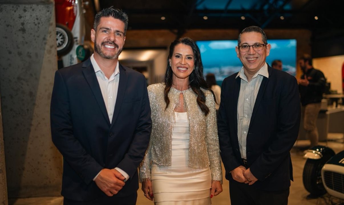 Florença Barsam entre o apresentador Thiago Moreno e Fabiano Camargo, sócio-diretor da CT Operadora
