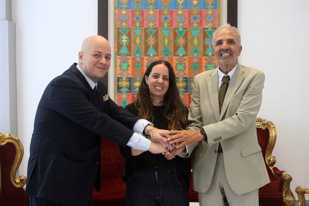 Mohamed Amine Eljoudani, representante no Brasil do Turismo do Marrocos, Marina Figueiredo, presidente executiva da Braztoa, e Bentbib Abderrahim, diretor do Conselho Regional de Turismo de Marrakech