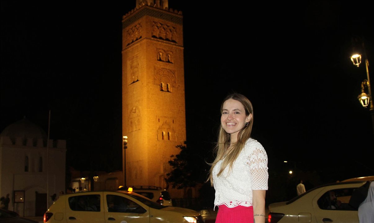 Amanda Zeni, da Visual, posa para foto com a torre da Mesquita Koutoubia ao fundo em Marrakech