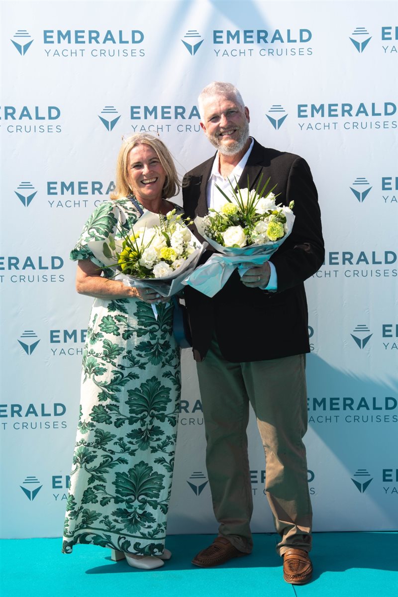 Apadrinharam o Emerald Kaia Kim Scoular, diretora de Operações, e Ray Gilbert, engenheiro de Software Sênior, ambos do Scenic Group