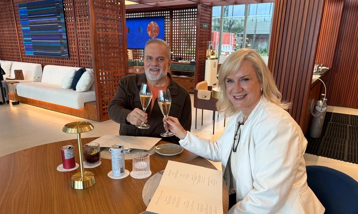 O editor-chefe da PANROTAS, Artur Luiz Andrade, e a diretora do Lufthansa Group no Brasil, Annette Taeuber, embarcando via Terminal BTG Pactual em Guarulhos