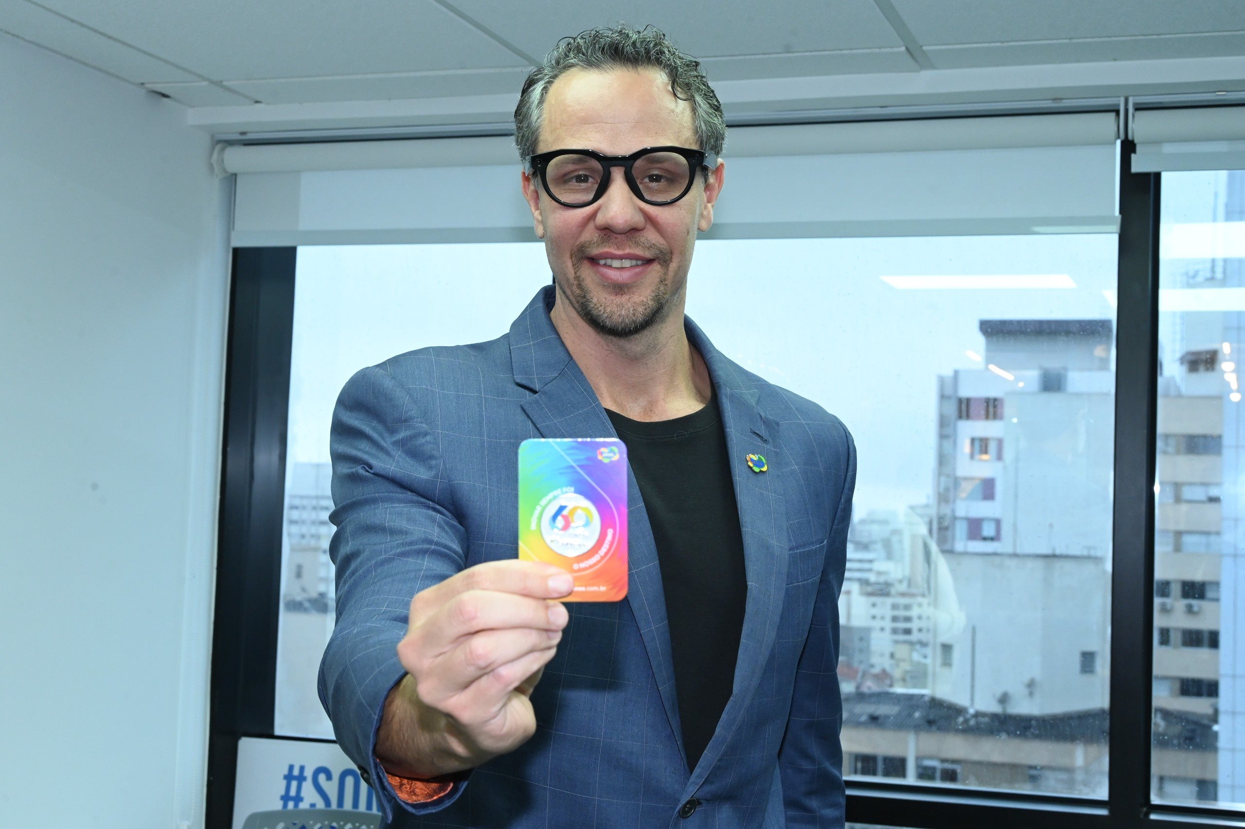 Bruno Reis, presidente da Embratur, com o pin especial que comemora os 60 anos da agência neste ano de 2026