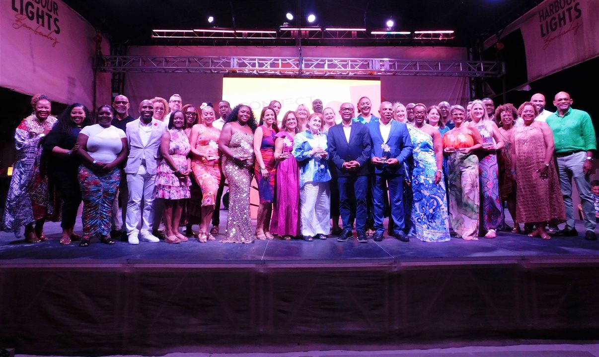 Autoridades do Turismo de Barbados junto aos premiados do Connect Barbados 2026