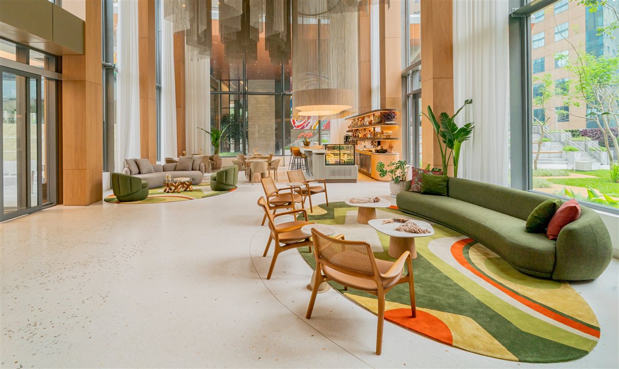Localizado no Itaim Bibi, o hotel estrutura sua proposta em torno de seis pilares de wellness