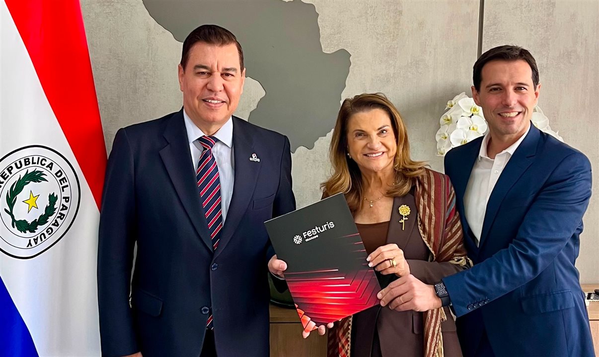O ministro do Turismo do Paraguai, Jacinto Santa Maria, recebeu os CEOs do Festuris, Marta Rossi e Eduardo Zorzanello