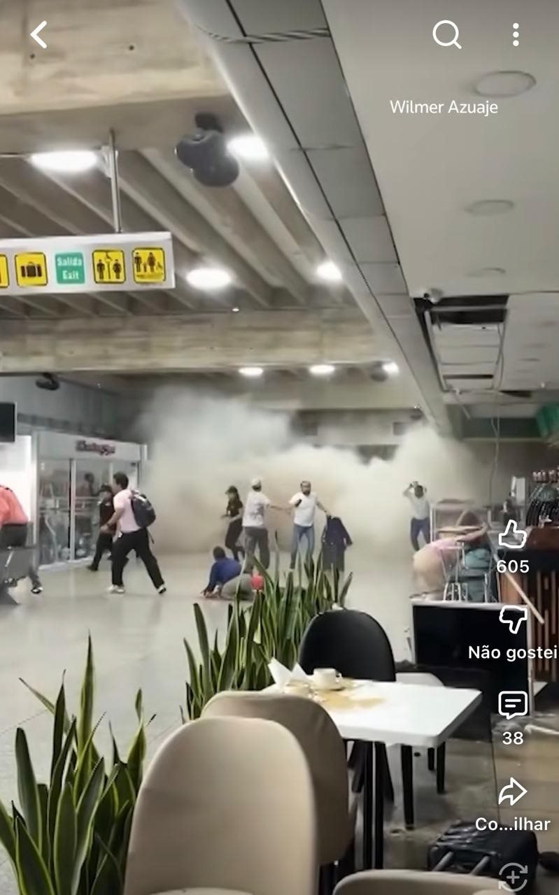 O Aeroporto Internacional Simón Bolívar teve suas operações suspensas após dois fortes terremotos atingirem o norte da Venezuela. Uma parte do teto do terminal desabou em virtude dos tremores