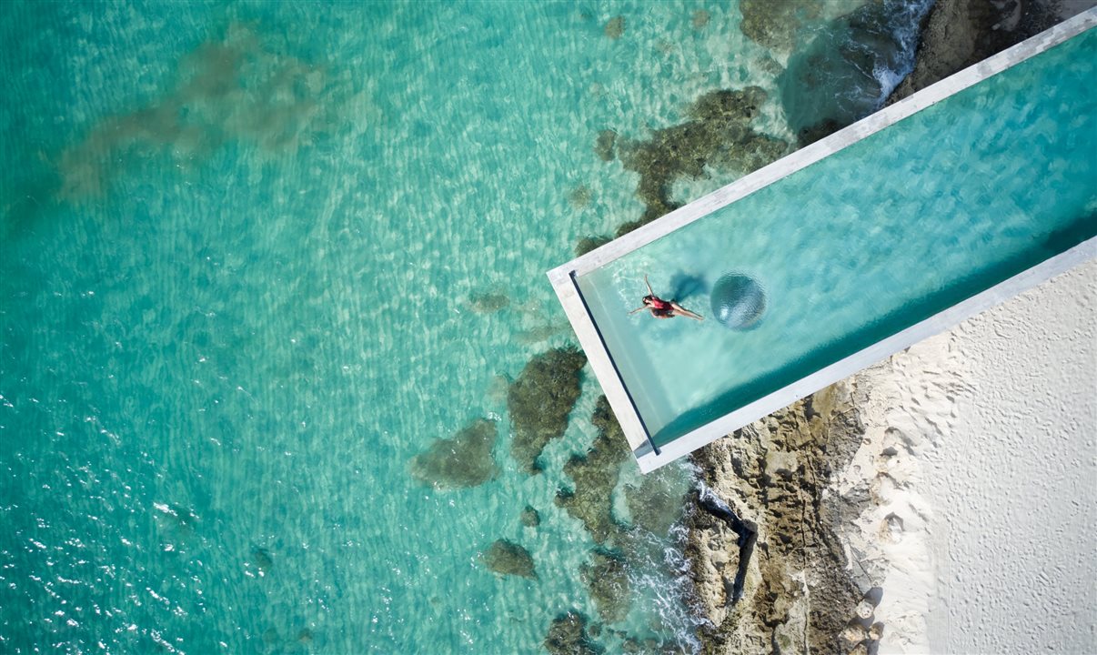 O bem-estar ganha protagonismo com o Muluk Spa, premiado pelo Forbes Travel Guide, enquanto iniciativas de preservação de corais e eficiência energética reforçam o compromisso com um luxo consciente