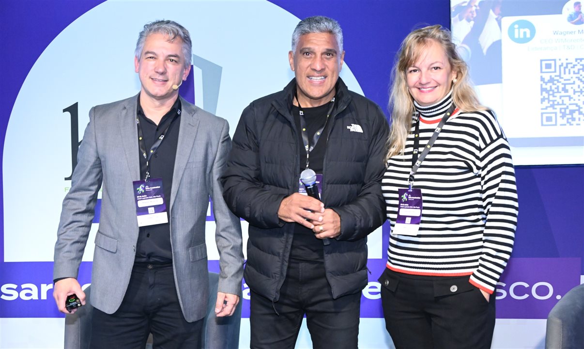 Wagner Morente, professor da ESPM e consultor de Treinamento de Vendas, com Silas e Gabriela Otto, da HSMAI