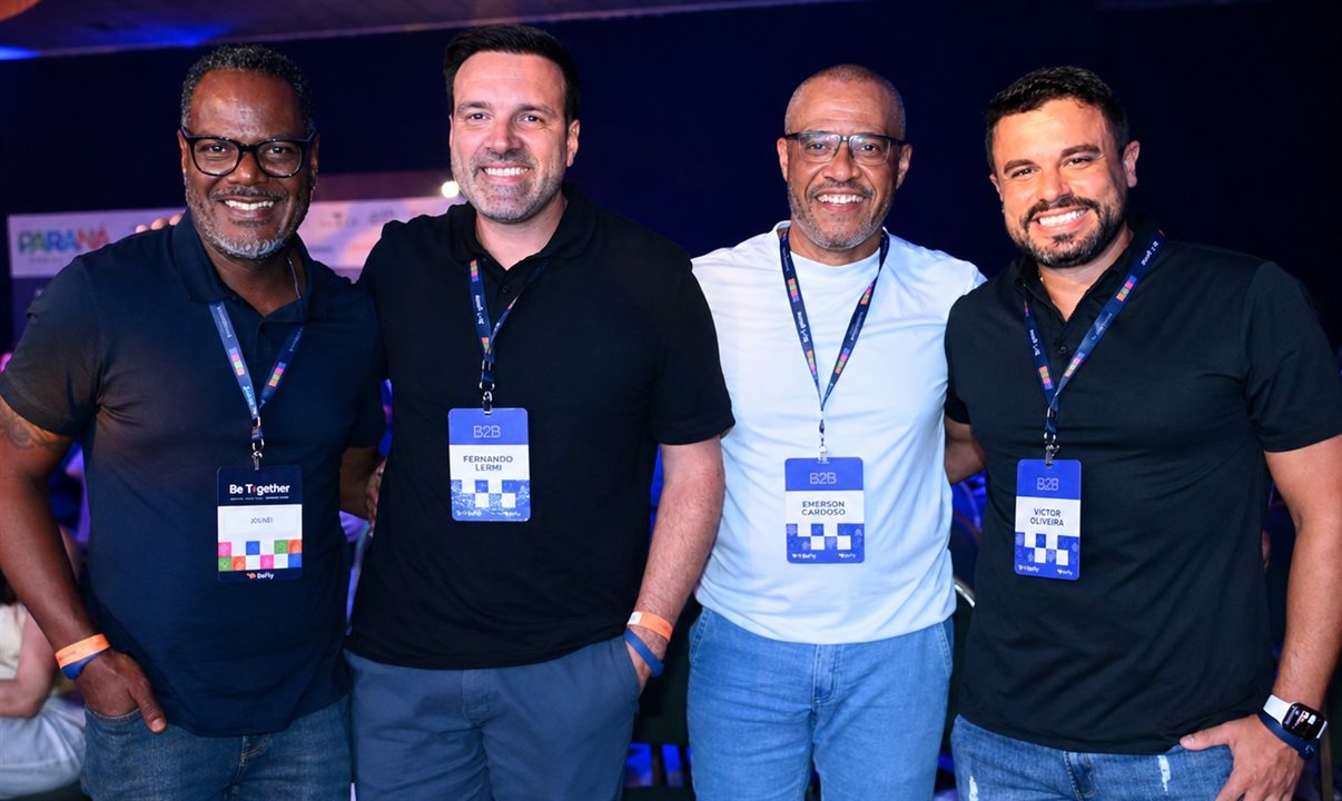 Victor Oliveira (à direita) se despediu de amigos da BeFly como Jackson Soares, Fernando Lermi e Emerson Cardoso