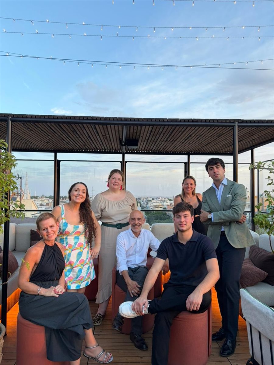 Grupo de brasileiros no rooftop do Bless Hotel