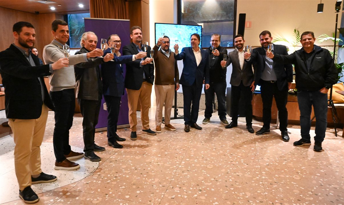 Com um brinde as empresas celebraram o acordo para a construção dos três hotéis