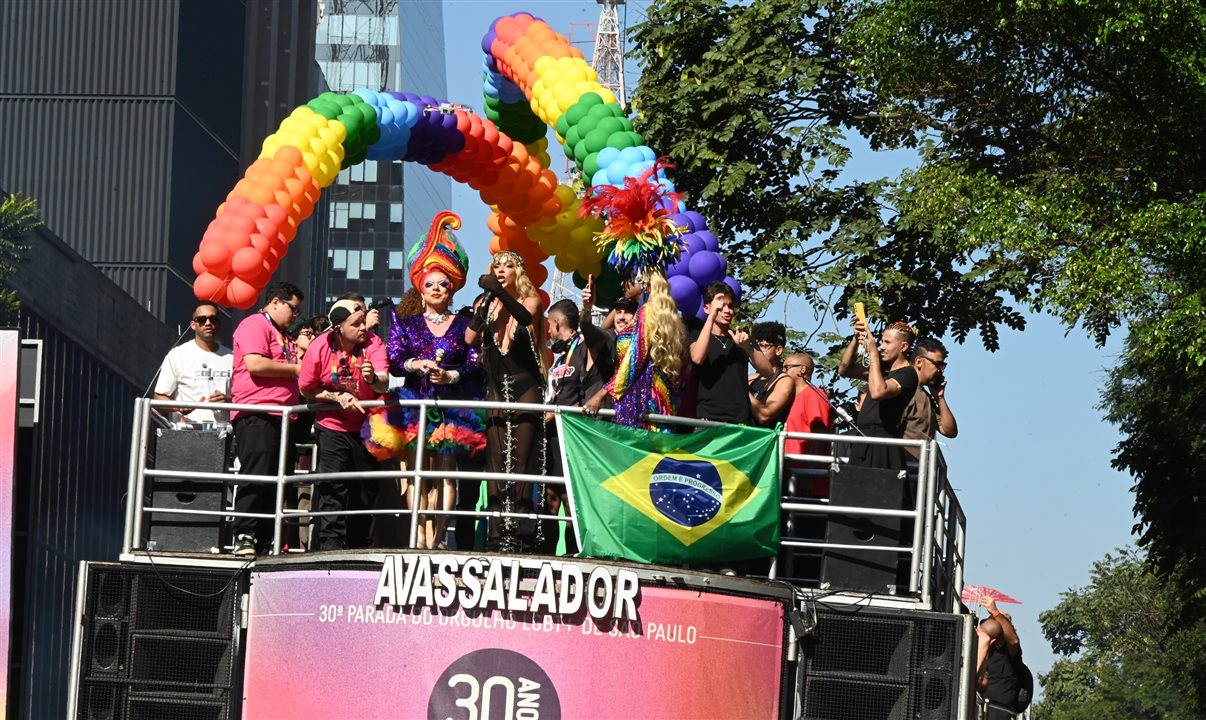 Na frente de empregabilidade, a companhia desenvolve iniciativas em parceria com governos e ONGs
