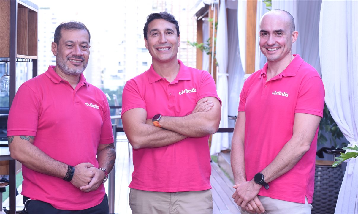 Alexandre Oliveira, country manager da Civitatis no Brasil, Andrés Spitzer, CEO da companhia, e Enrique Espinel, COO