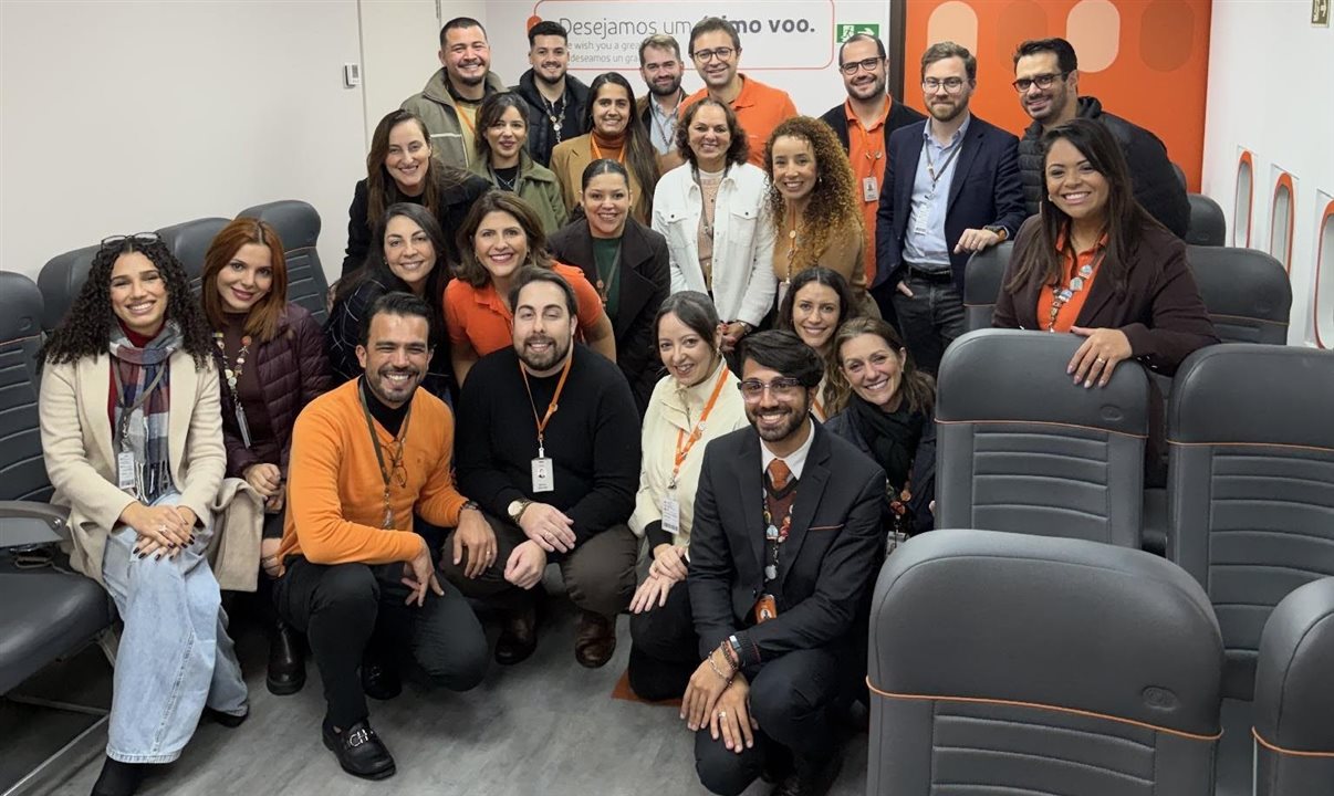 Executivos da Gol e integrantes do Time de Águias reunidos durante o lançamento da Sala de Acessibilidade em GRU nesta quinta (25). Ao fundo, a partir do centro para a dir., Celso Ferrer, CEO da Gol; Mateus Pongeluppi, vice-presidente Comercial da Gol; e Julien Imbert, Chief Financial Officer (CFO) da Gol. À frente, de laranja, Jean Carlo Nogueira, Chief People Officer (CPO) da Gol e presidente do Instituto Gol