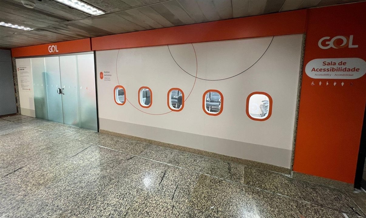 A entrada da Sala de Acessibilidade, localizada no Terminal 2 de Guarulhos; as janelas são as mesmas das aeronaves da Gol