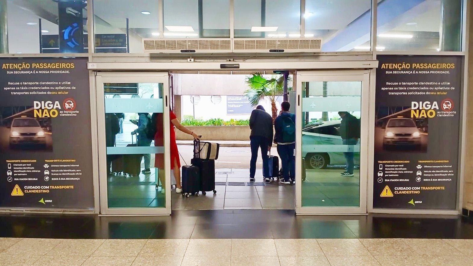 Entre as medidas adotadas estão o reforço da sinalização das áreas oficiais de embarque de táxis e aplicativos de mobilidade