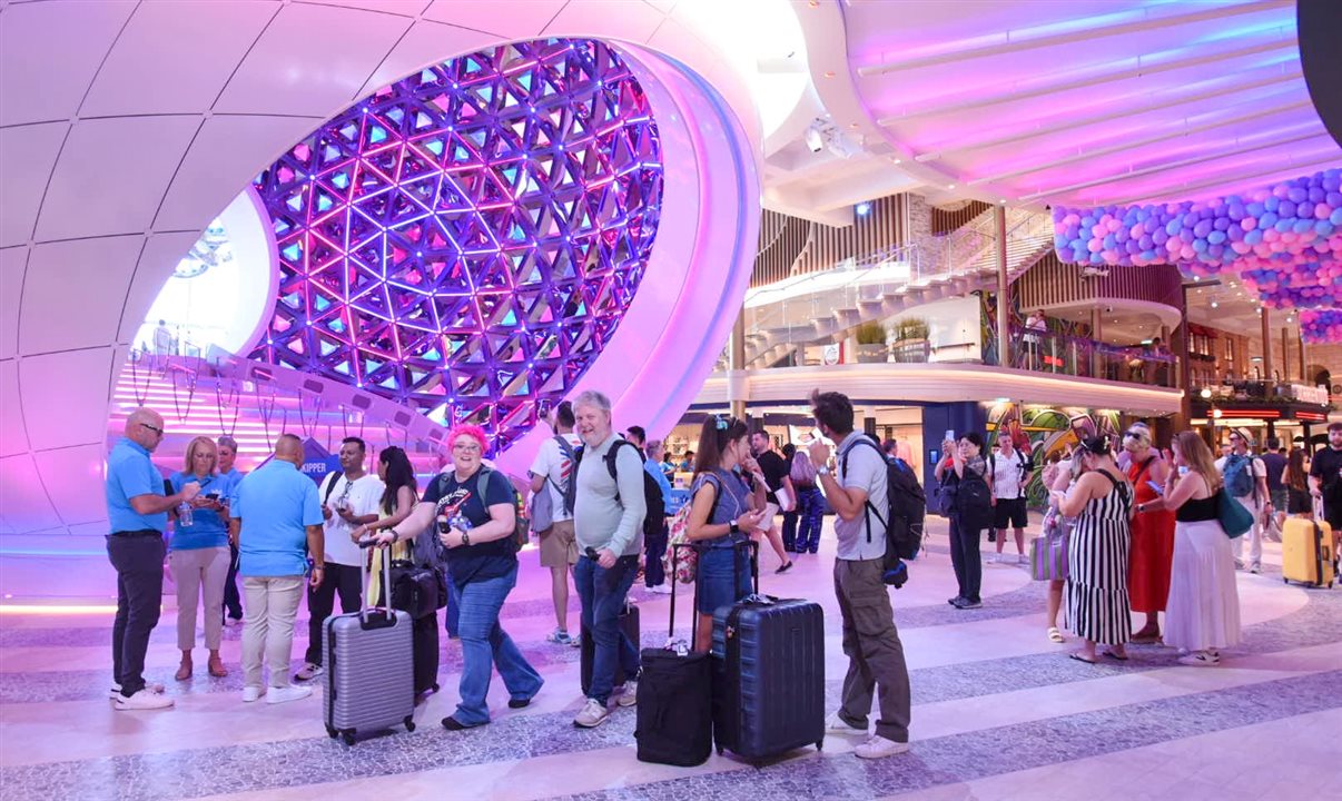 O Legend of the Seas, novidade da Royal Caribbean, abriu as portas hoje para a sua viagem inaugural