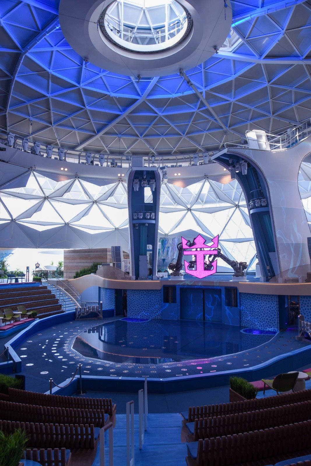 O AquaTheater, que nos navios da Classe Oasis ficam numa área externa, no Legend of the Seas foi para o bairro AquaDome e oferece uma nova experiência