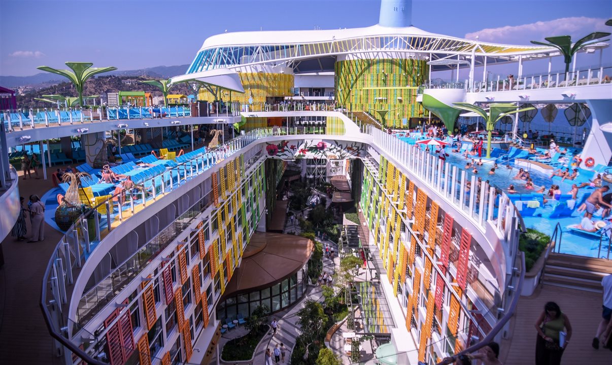 Por dentro, é impossível não se impressionar com o tamanho e com a quantidade de opções que o Legend of the Seas reúne