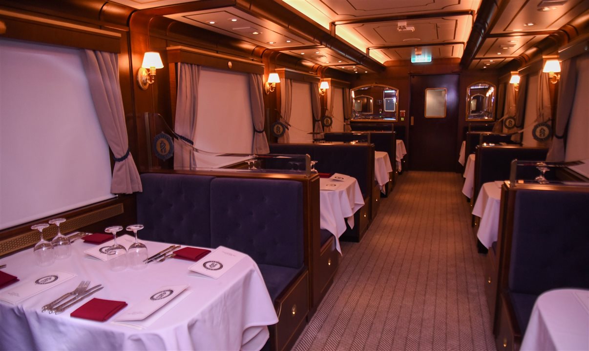 Novidade nos navios da Royal Caribbean, o  Royal Railway – Legend Station é um restaurante que imita uma estação de trem e seus vagões