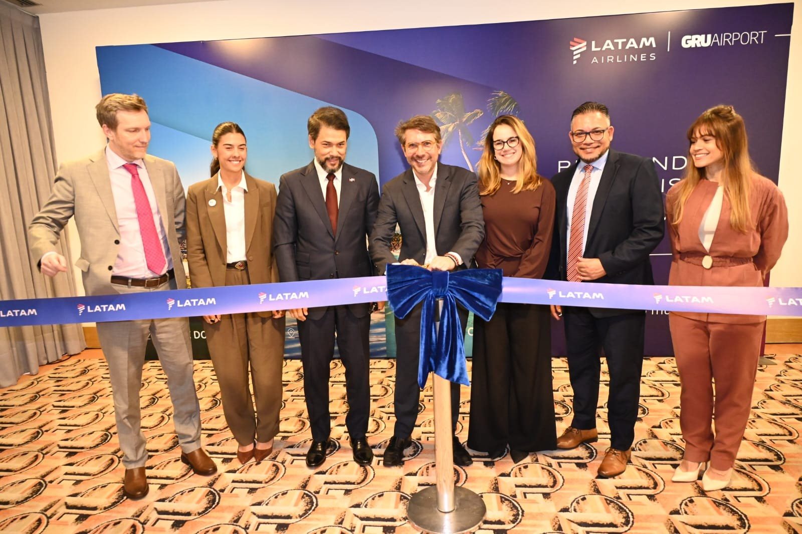 Executivos da Latam e representantes da Embratur, Aeroporto de Guarulhos e dos destinos contemplados pelas novas rotas durante corte da fita inaugural