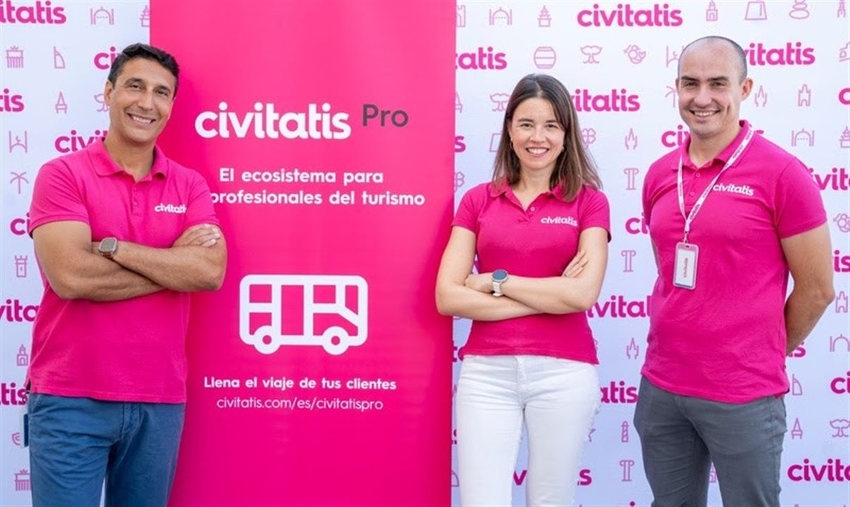 Andrés Spitzer, CEO da Civitatis, ao lado de Verónica de Íscar, Chief B2B Sales Officer, e Enrique Espinel, COO da marca
