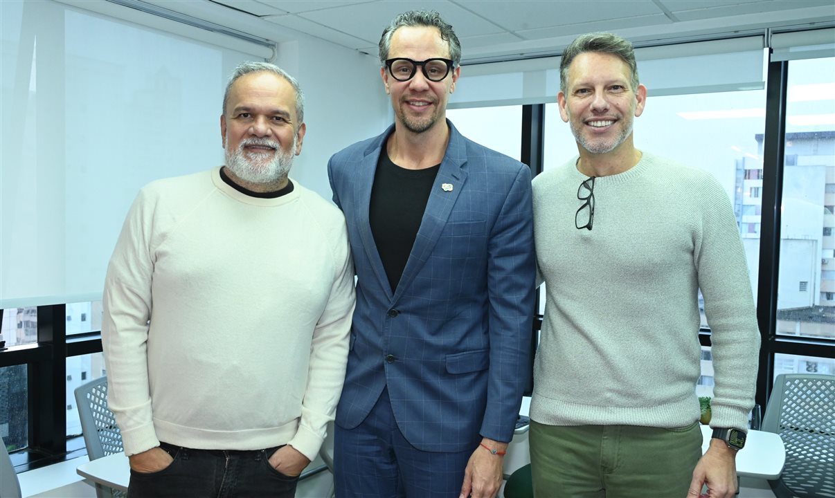 Bruno Reis, presidente da Embratur, em visita a redação da PANROTAS, ao lado de Artur Luiz Andrade e Ricardo Sidaras
