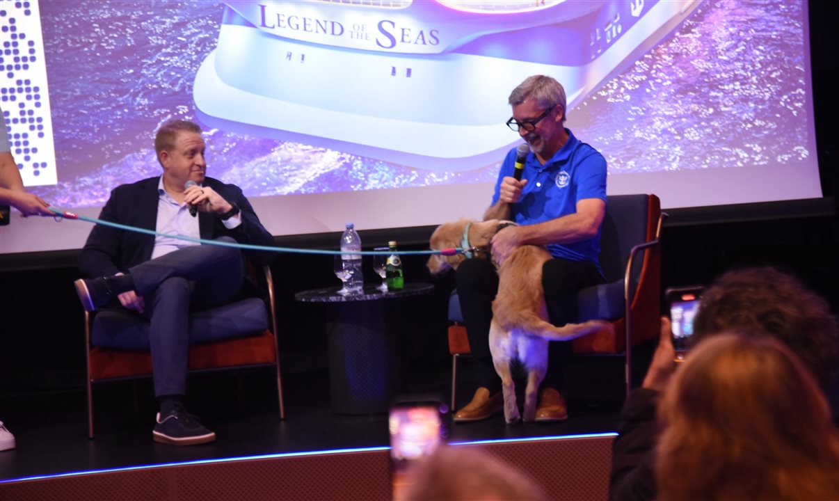 Durante sua entrevista, Michael Bayley recebeu a visita de cadela Skipper, que é a mascote e mora dentro do navio