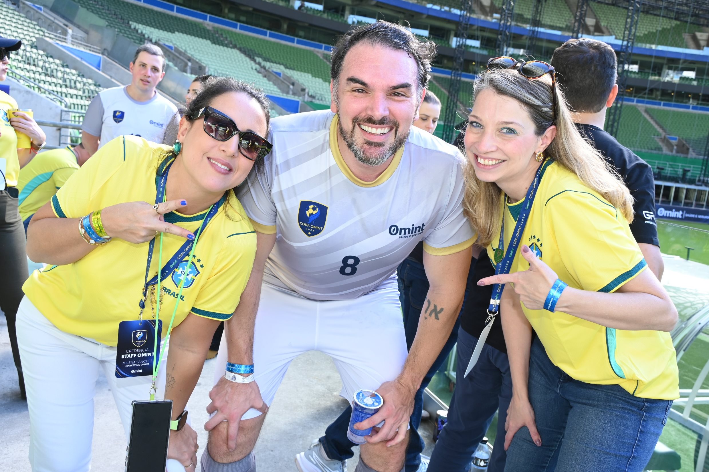 Felipe  Cressoni entre Milena Sanches e Anna Angotti, da Omint